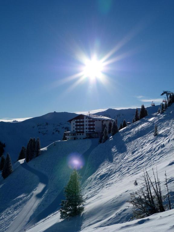 Ehrenbachhöhe on Top of the Mountain Kitzbühel Exterior foto